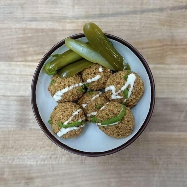 6 Falafel Balls.